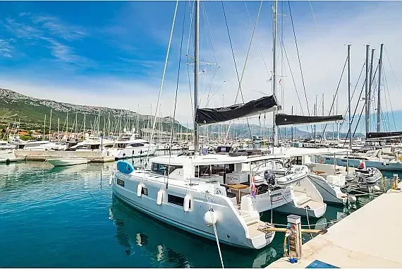 Lagoon 46 in Kaštel Gomilica / Marina Kaštela - image 1