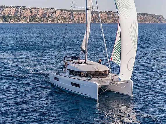 Lagoon 40 in Sicily / Capo d'Orlando Marina - image 1