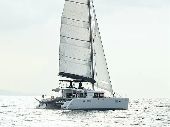 Lagoon 450 Fly in Athens / Alimos Marina - image 1