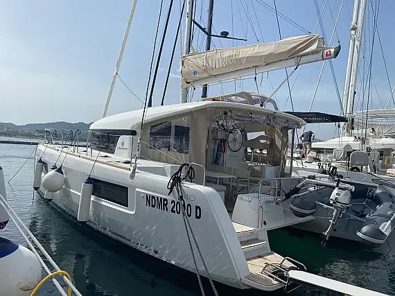 Lagoon 40 in Sardinia / Portisco / Cala dei Sardi - image 1
