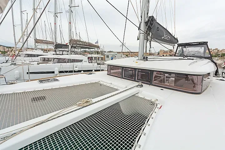 Lagoon 400 S2 in Lavrion Main Port - image 1