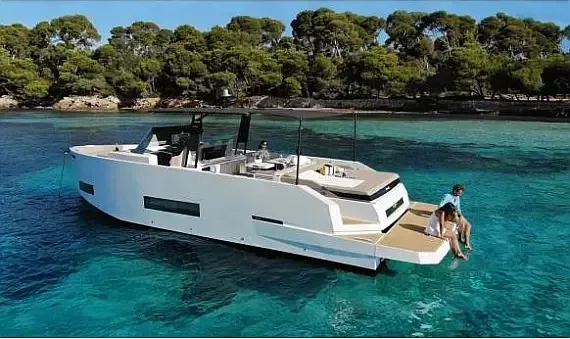De Antonio D42 in Paros port - image 1