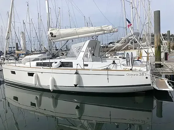 Oceanis 38.1 in Arzon / Port du Crouesty - image 1