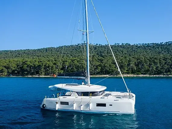 Lagoon 42 in Kaštel Gomilica / Marina Kaštela - image 1