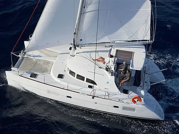 Lagoon 380 in Paros port - image 1