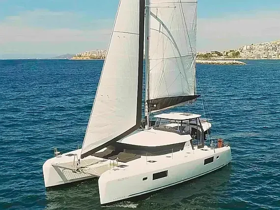 Lagoon 42 in Paros port - image 1
