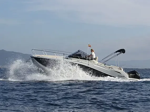 Quicksilver Activ 875 Sundeck in Vigo / Real Club Nautico de Vigo - image 1