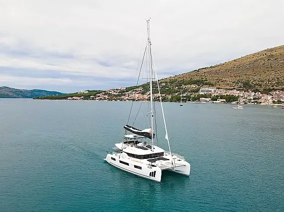 Lagoon 51 in Seget Donji / Marina Baotić - image 1
