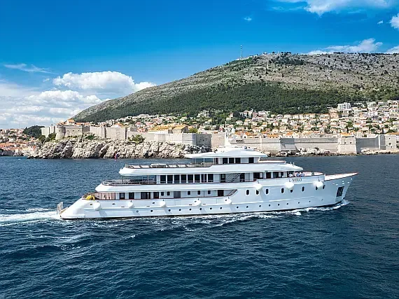 Motoryacht in Split / Port of Split / West Harbour - image 1