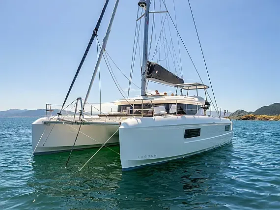 Lagoon 43 in Seget Donji / Marina Baotić - image 1