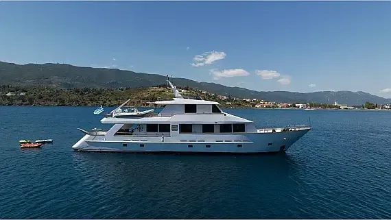 Perama Shipyards 102 in Palaio Faliro / Flisvos Marina - image 1