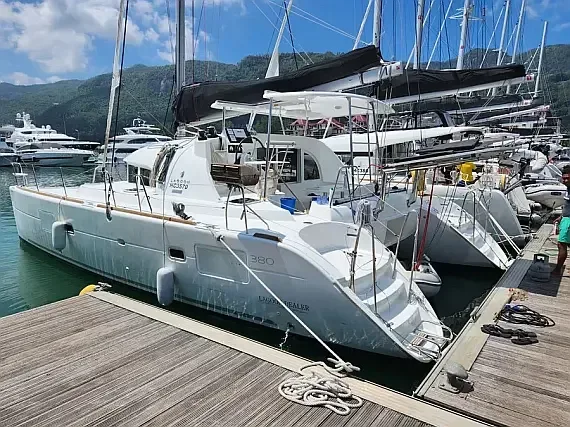 Lagoon 380 in Eden Island / Mahe, Victoria / Eden Island Marina - image 1