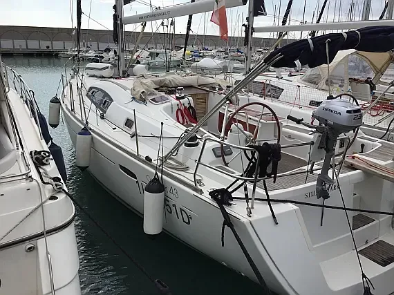 Oceanis 43 in Grenada / St. George's / Grenada Yacht Club - image 1