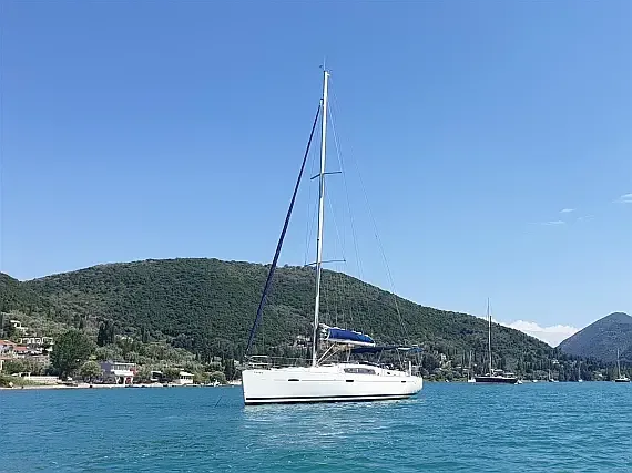 Oceanis 43 in Lavrion Main Port - image 1