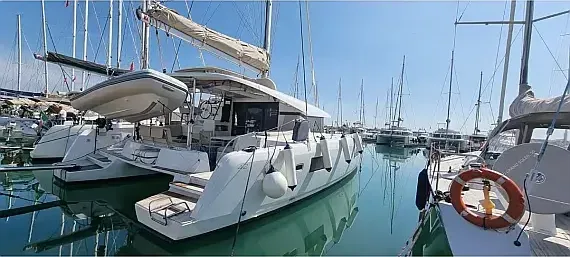 Lagoon 42 in Salerno / Marina d'Arechi - image 1