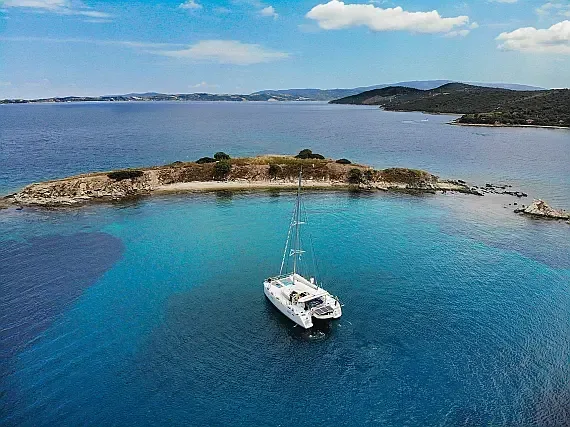 Lagoon 400 in Ormos Panagias, Chalkidiki / Ormos Panagias - image 1