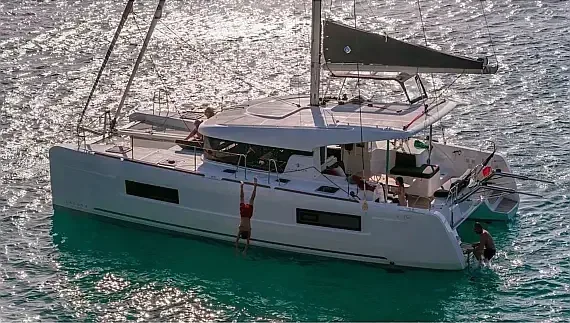 Lagoon 40 in Sardinia / Portisco / Cala dei Sardi - image 1