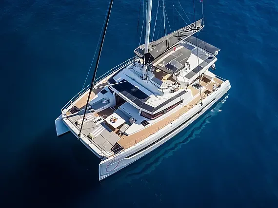 Bali 5.4 in Athens / Alimos Marina - image 1