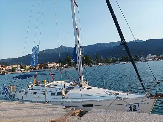 Oceanis 37 in Lefkada / Nikiana Marina - image 1