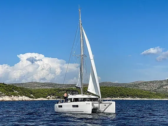 Lagoon 40 in Primošten / Marina Kremik - image 1