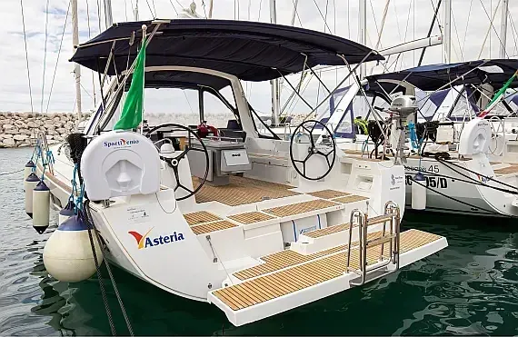 Oceanis 45 in Salerno / Marina d'Arechi - image 1