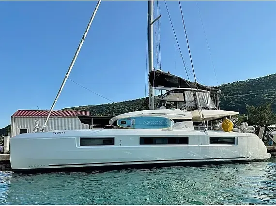 Lagoon 50 in Kaštel Gomilica / Marina Kaštela - image 1