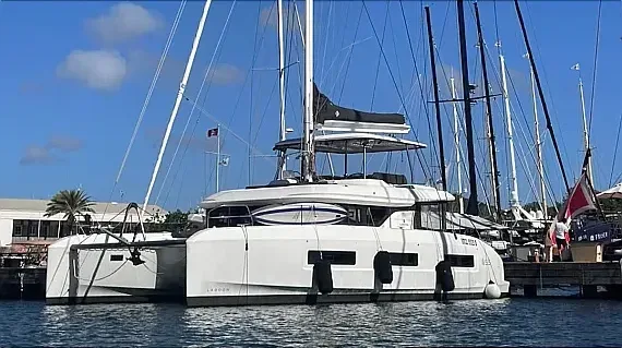 Lagoon 55 in Sardinia / Portisco / Cala dei Sardi - image 1