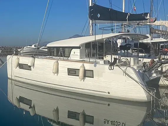 Lagoon 40 in Salerno / Marina d'Arechi - image 1