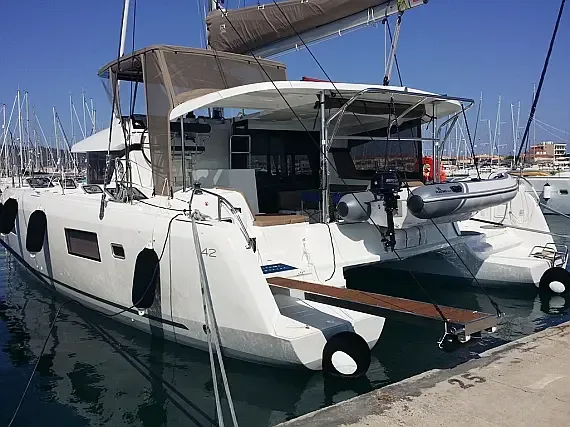 Lagoon 42 in Nea Peramos - Attica / Nea Peramos - image 1