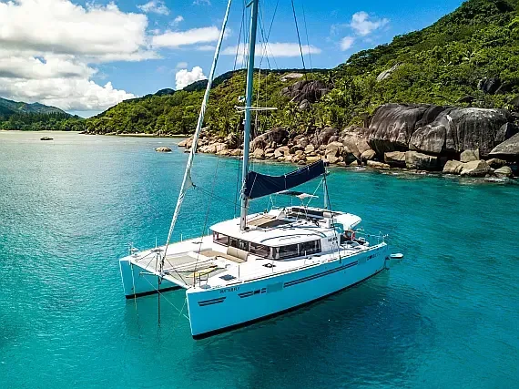 Lagoon 450 Fly in Zanzibar / Azam Marina - image 1