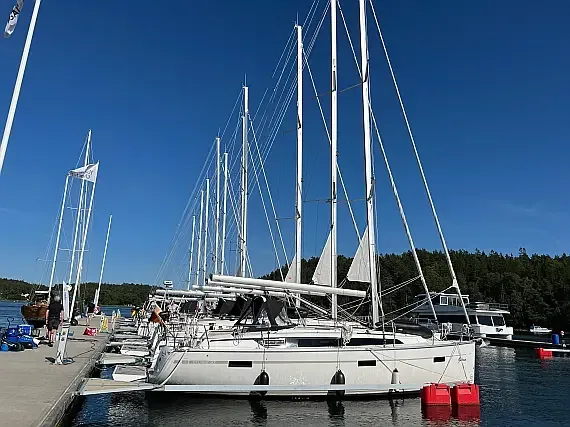Bavaria 37 Cruiser in Stockholm - Saltsjöbaden / Saltsjö Pir Marina - image 1